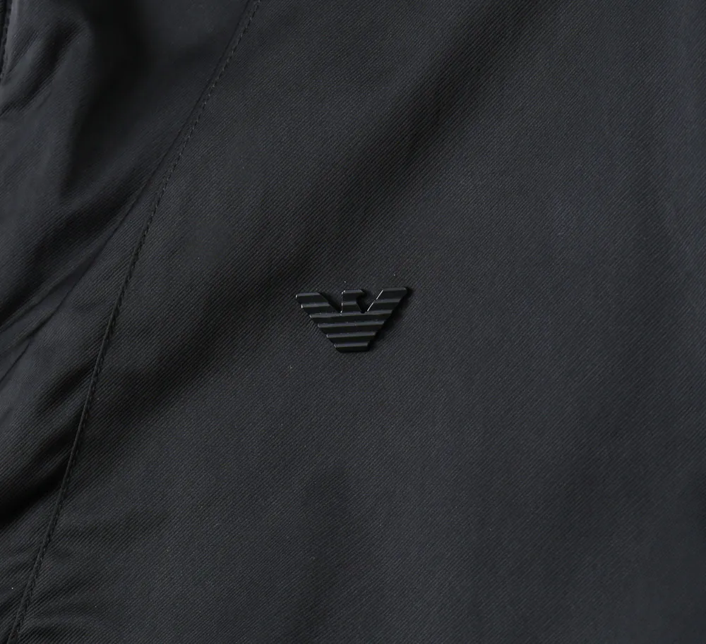 Armani official website Same Style, complete with three labels, on sale in advance. Spring 2026 New Arrival men's jacket, complete with Original three labels. Premium version. Custom-made fabrics at the counter. Breathable, high comfort, impeccable details, brand element design concept, reflecting high quality. It feels delicate and soft, presents a casual cut, and has a great upper body shape. Sizes: M～3XL,